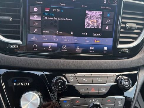 Used 2025 Chrysler Pacifica Select FWD image 11