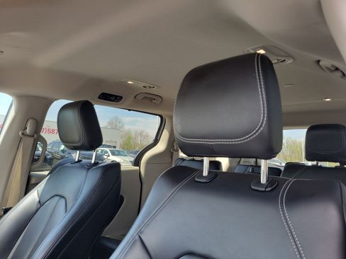 Used 2023 Chrysler Pacifica Touring-L image 17