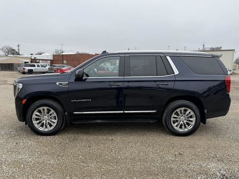 Used 2024 GMC Yukon SLT w/ SLT Luxury Package image 2
