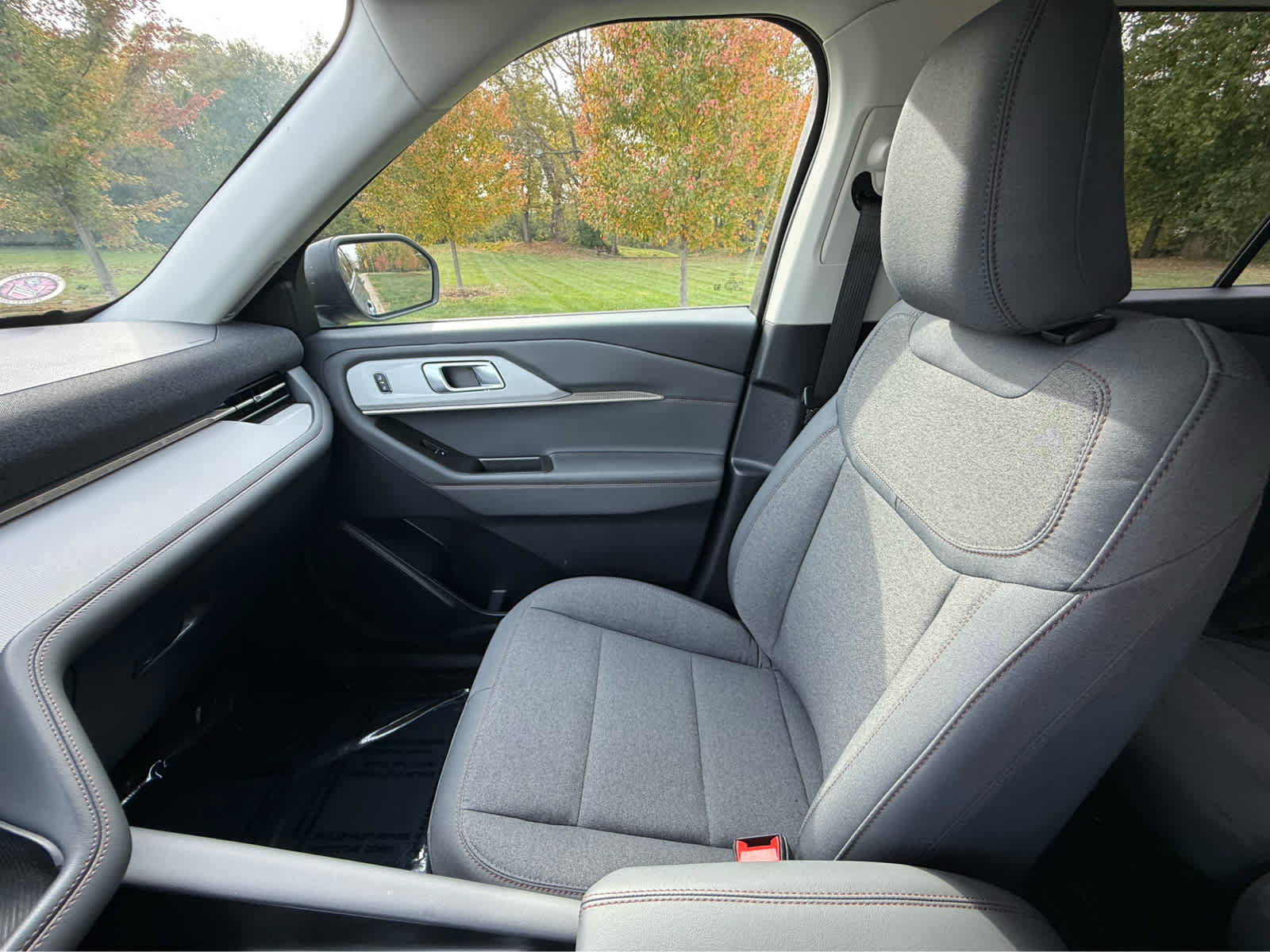 Used 2025 Ford Explorer Active AWD/4WD image 29