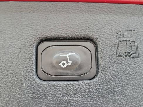 Used 2018 Ford Edge Titanium w/ Equipment Group 302A FWD image 10