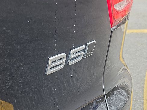 Certified 2023 Volvo XC40 B5 Plus w/ Climate Package image 5