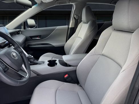 Used 2023 Toyota Venza LE image 2