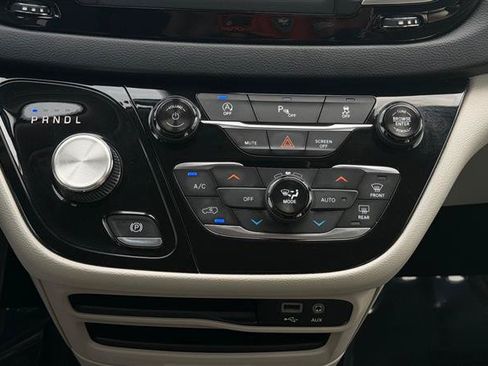 Used 2018 Chrysler Pacifica Touring-L FWD image 26