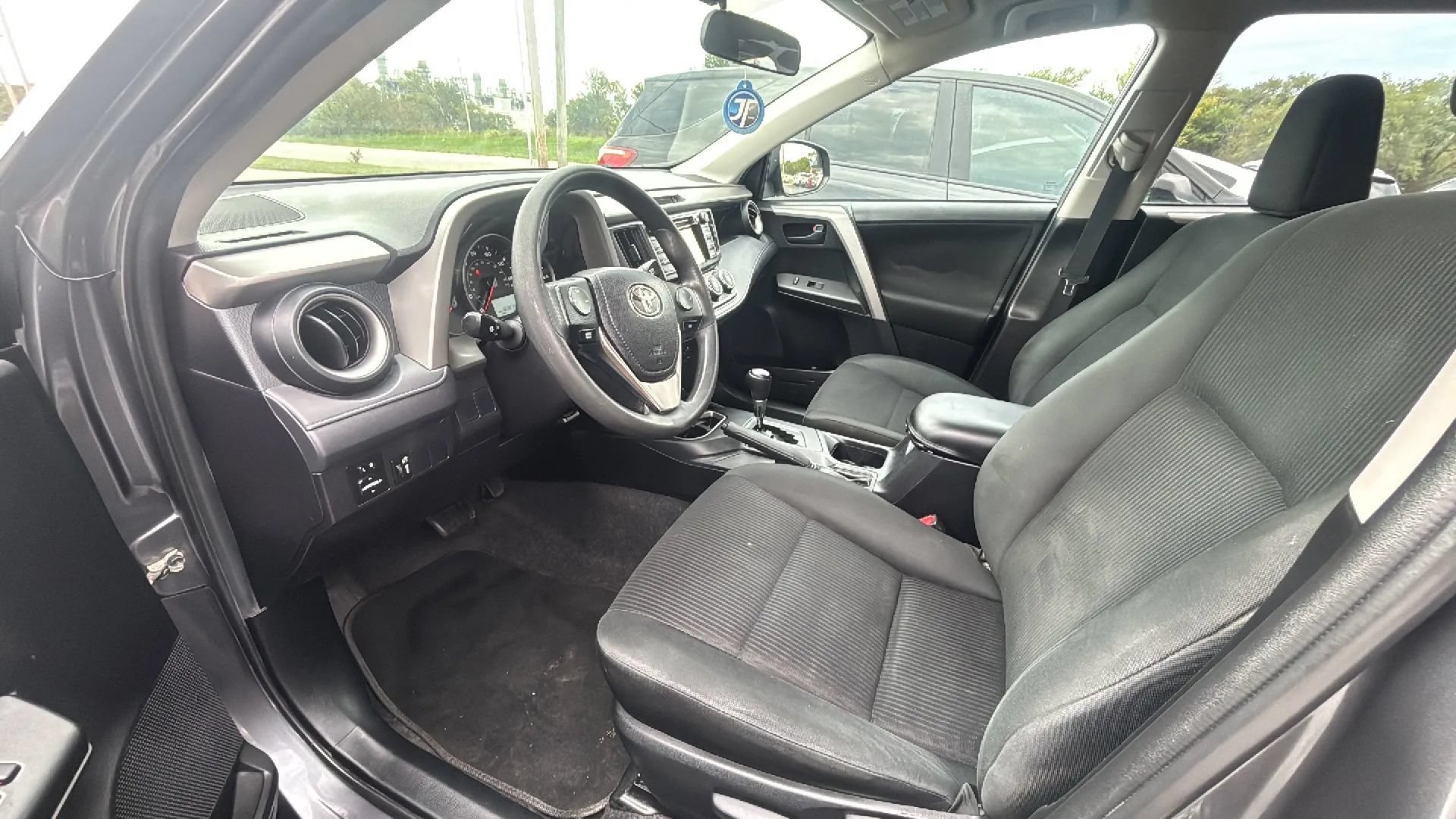 Used 2016 Toyota RAV4 LE FWD image 2