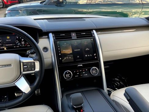 Used 2024 Land Rover Discovery Metropolitan Edition image 6