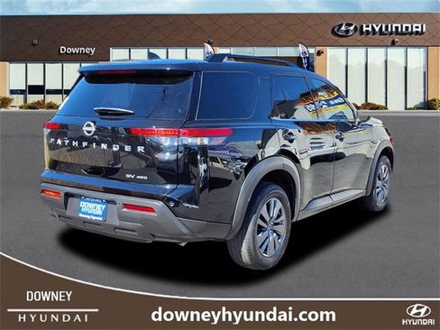 Used 2024 Nissan Pathfinder SV image 4