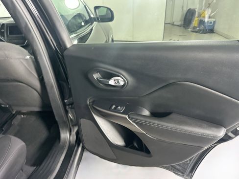 Used 2019 Jeep Cherokee Latitude w/ Popular Appearance Group image 28