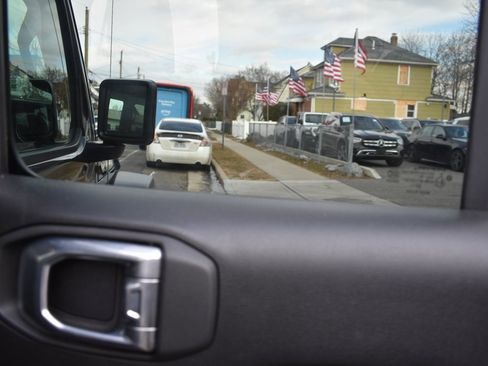 Used 2023 Jeep Wrangler Willys image 27