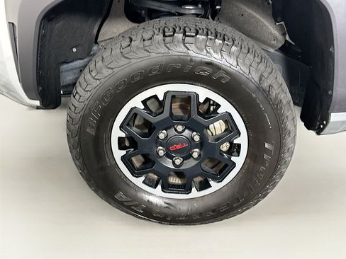 Used 2025 Toyota Tacoma TRD Off-Road image 11