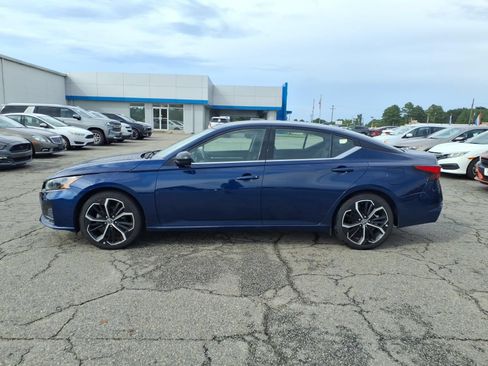 Used 2024 Nissan Altima 2.5 SR FWD image 2