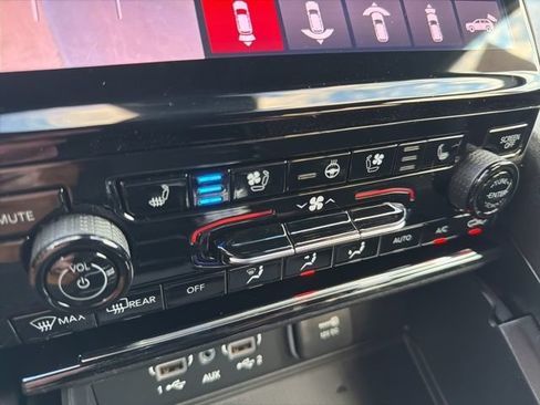 Used 2025 Jeep Grand Cherokee Limited w/ Luxury Tech Group II RWD image 17