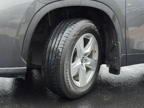 Used 2024 Toyota Highlander LE image 34