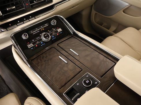 Used 2019 Lincoln Navigator Reserve AWD/4WD image 9