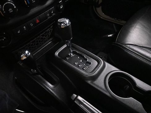 Used 2018 Jeep Wrangler Unlimited Sahara AWD/4WD image 32