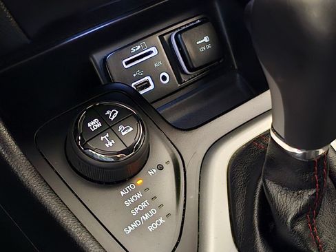 Used 2017 Jeep Cherokee Trailhawk AWD/4WD image 13