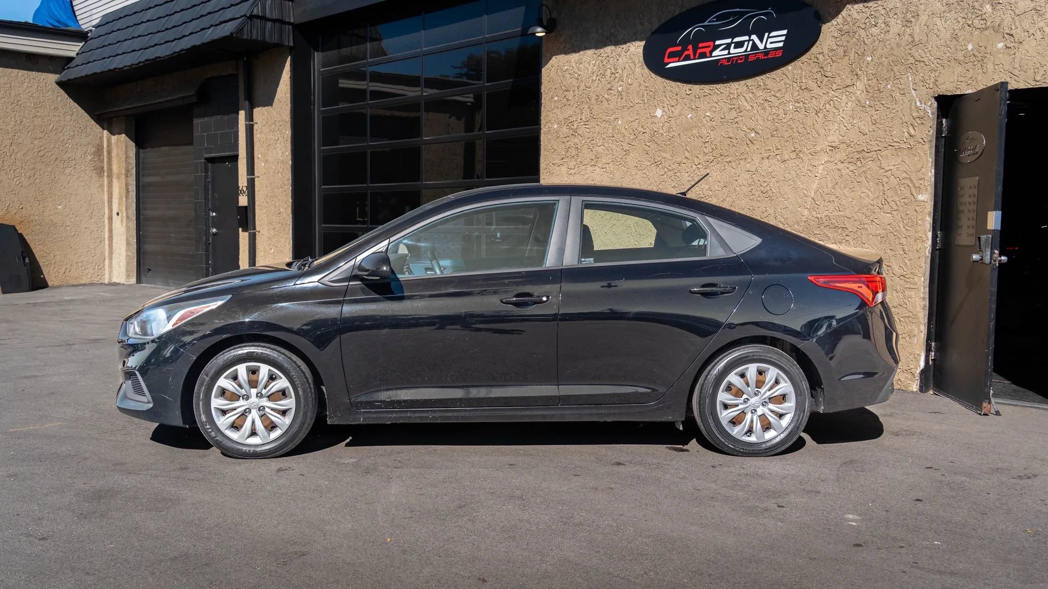 Used 2020 Hyundai Accent SE FWD image 2