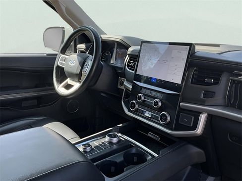 Certified 2024 Ford Expedition XLT image 19