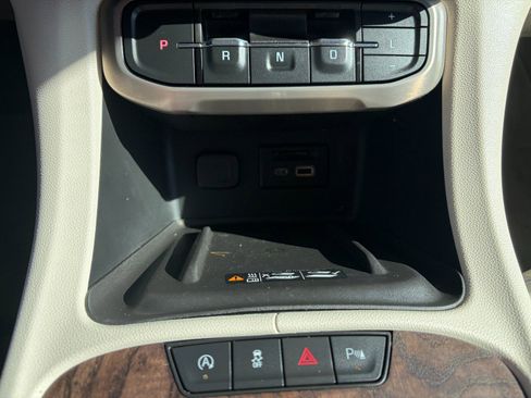 Used 2021 GMC Acadia Denali w/ Denali Technology Package FWD image 22