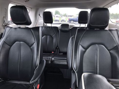Used 2022 Chrysler Pacifica Limited w/ Uconnect Theater Family Group FWD image 23