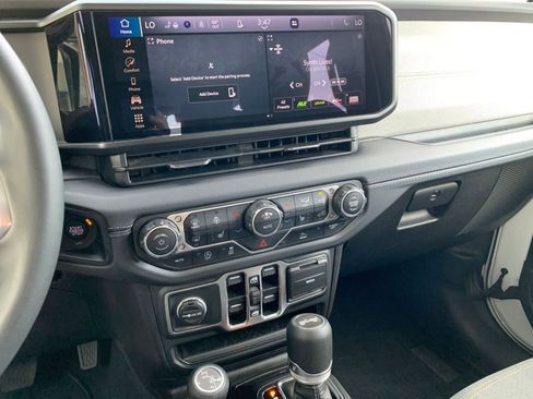 Used 2025 Jeep Wrangler Sahara image 18