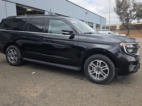 Used 2025 Ford Expedition Max Active AWD/4WD image 3