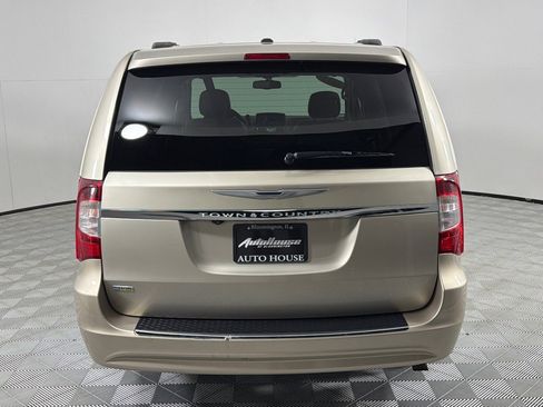 Used 2015 Chrysler Town & Country Touring FWD image 4