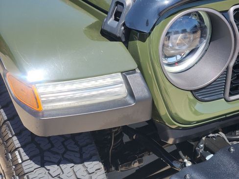 Used 2024 Jeep Gladiator Rubicon AWD/4WD image 9