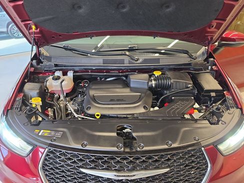 Used 2023 Chrysler Pacifica Touring-L FWD image 27