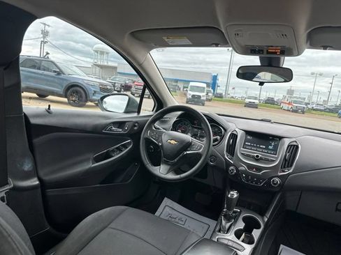 Used 2018 Chevrolet Cruze LT w/ Convenience Package FWD image 12