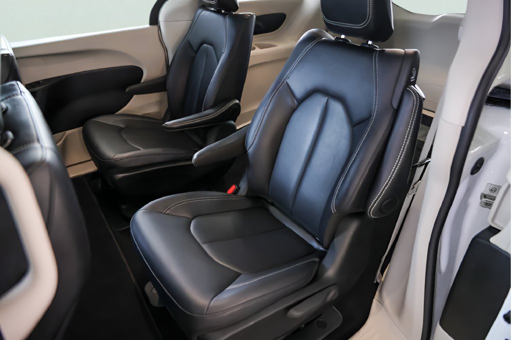 Used 2024 Chrysler Pacifica Limited FWD image 26