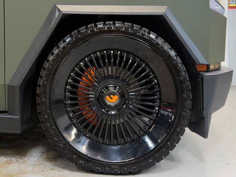 Used 2024 Tesla Cybertruck AWD Crew Cab image 11