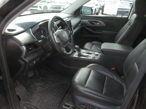 Used 2020 Chevrolet Traverse LT w/ LT Premium Package image 3