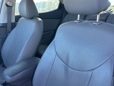 Used 2016 Hyundai Elantra Limited image 9