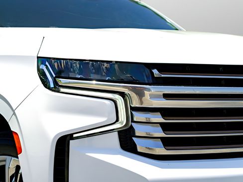 Used 2024 Chevrolet Suburban High Country RWD image 3