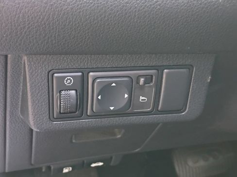Used 2011 Nissan Versa 1.8 S w/ Plus Pkg FWD image 13