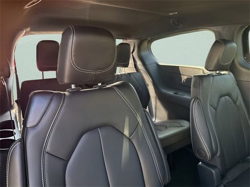 New 2026 Chrysler Pacifica Select image 25