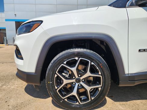 Used 2025 Jeep Compass Limited AWD/4WD image 9