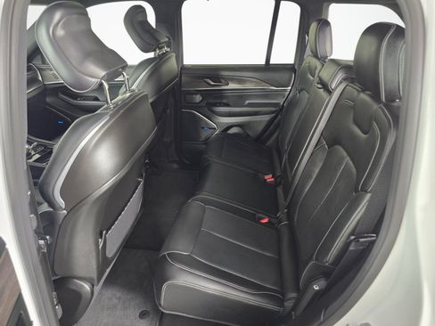 Used 2022 Jeep Grand Cherokee Overland w/ Luxury Tech Group IV AWD/4WD image 28