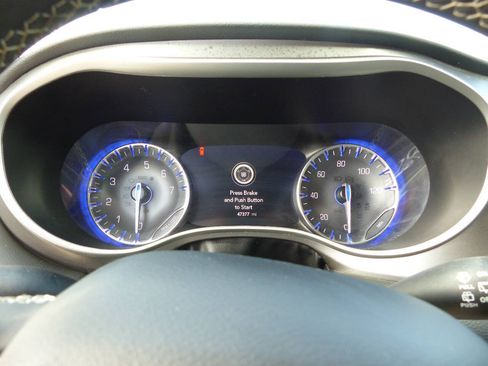 Used 2024 Chrysler Pacifica Touring-L FWD image 55