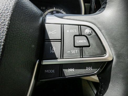 Used 2024 Toyota Highlander XLE FWD image 20