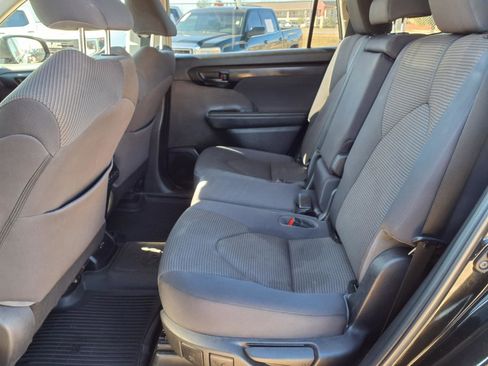 Used 2023 Toyota Highlander LE FWD image 17