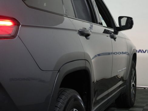 Used 2024 Jeep Grand Cherokee L Limited w/ Luxury Tech Group II image 5