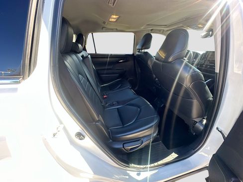 Used 2022 Toyota Highlander XLE image 28