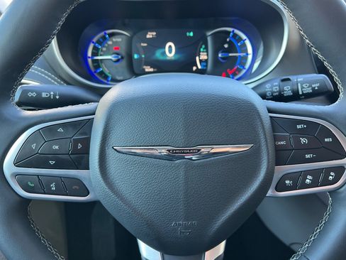 Used 2024 Chrysler Pacifica Select image 25