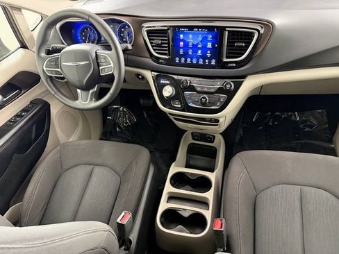 Used 2017 Chrysler Pacifica Touring FWD image 30