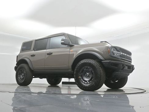 New 2025 Ford Bronco Badlands image 3