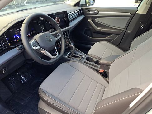 Used 2025 Volkswagen Jetta SE w/ Sunroof Package image 7