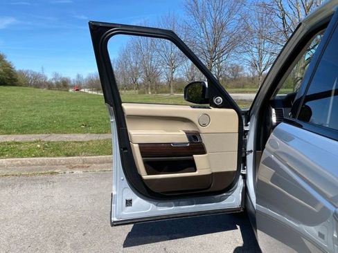 Used 2015 Land Rover Range Rover HSE image 12