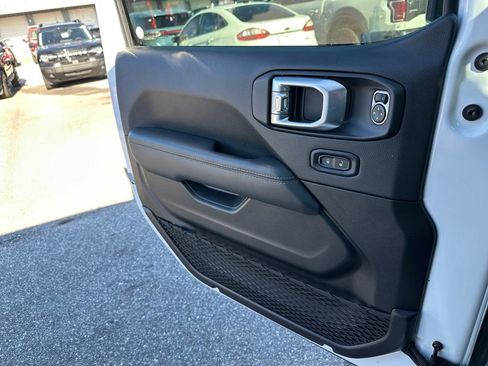 Used 2021 Jeep Wrangler Unlimited Sahara image 24